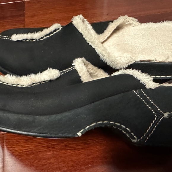 White Mountain Ladies Clogs Black Suede and White Fur Lined Shoes Size 7 EUC - Picture 2 of 13